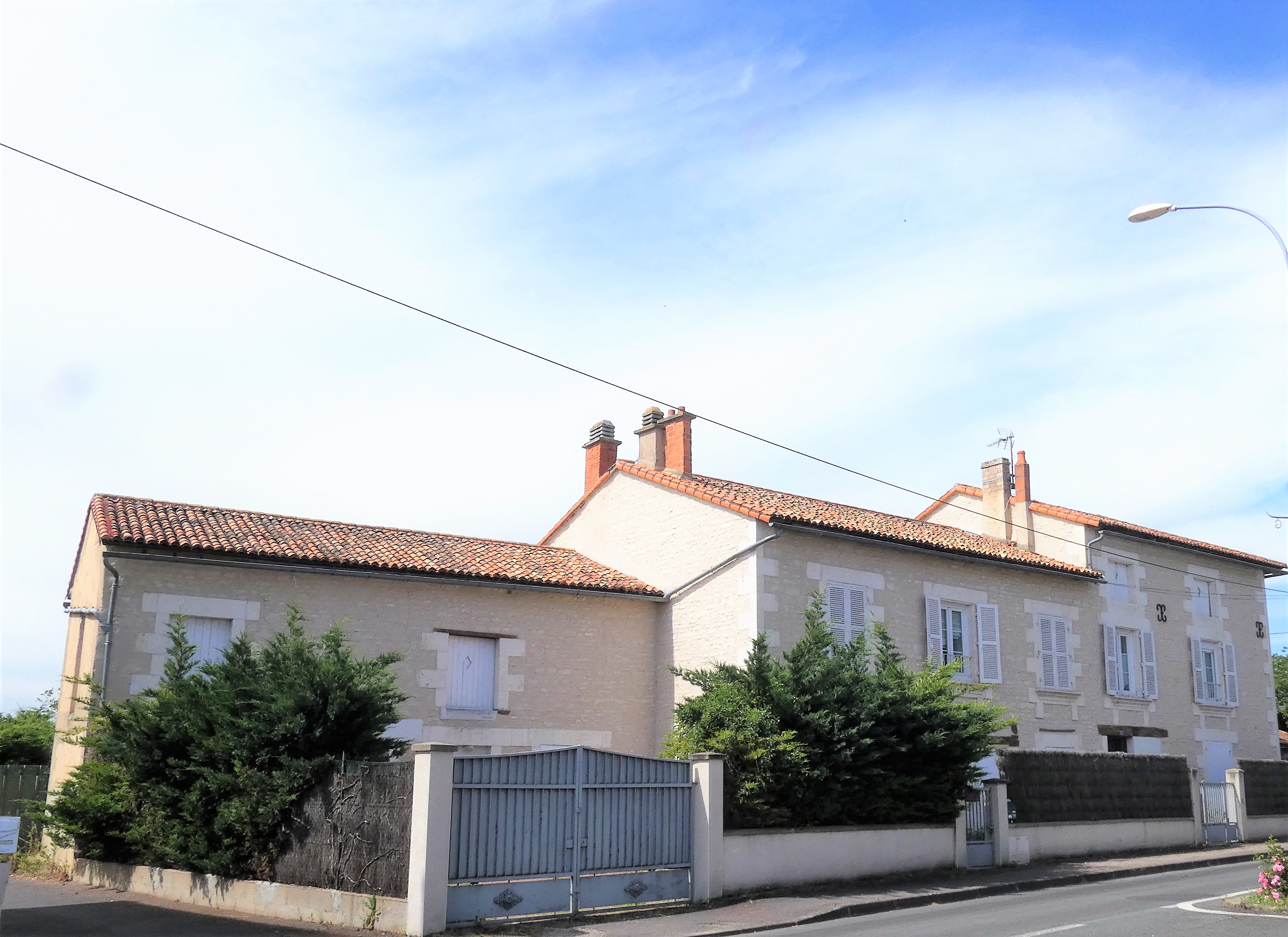 vente MAISON EN PIERRE centre NEUVILLE DE POITOU